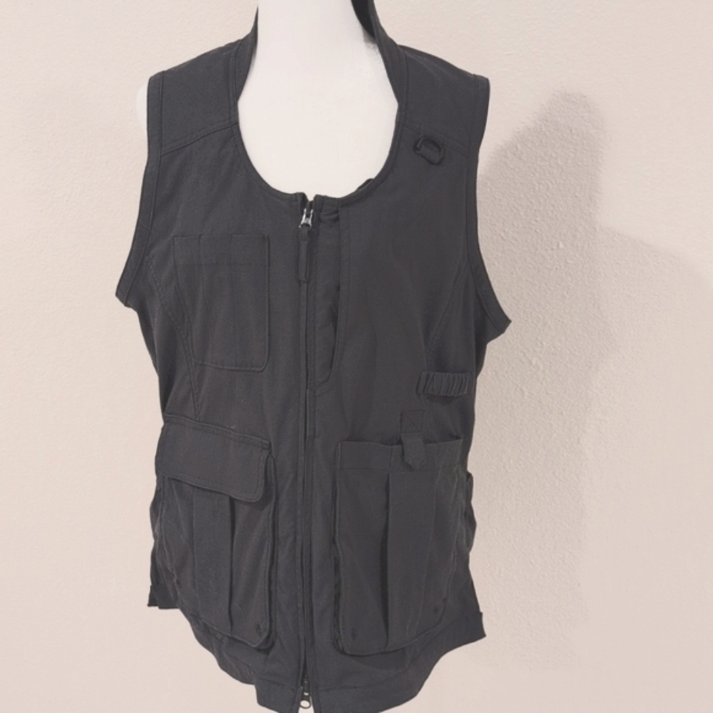 Women stay organized with Duluth's gray garden Vest with multiple pockets Medium